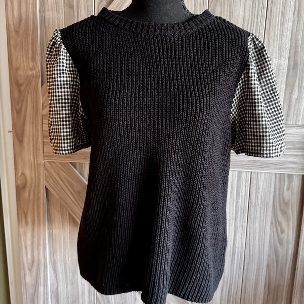 Moodie Women's stylish black sweater withh short gingham puffy sleeves